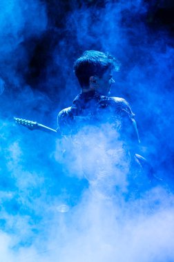 Rock 'n Roll grubu gece canlı performans sergiliyor