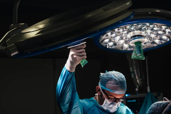 Läkarens Hand Placerar Lampan För Operationen — Stockfoto