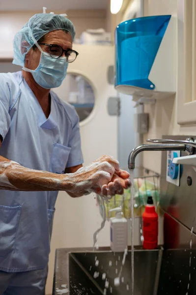 Γιατρός Πλένει Χέρια Του Στο Χειρουργείο — Φωτογραφία Αρχείου