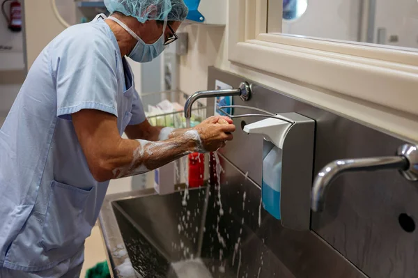 Arzt Wäscht Sich Operationssaal Die Hände — Stockfoto