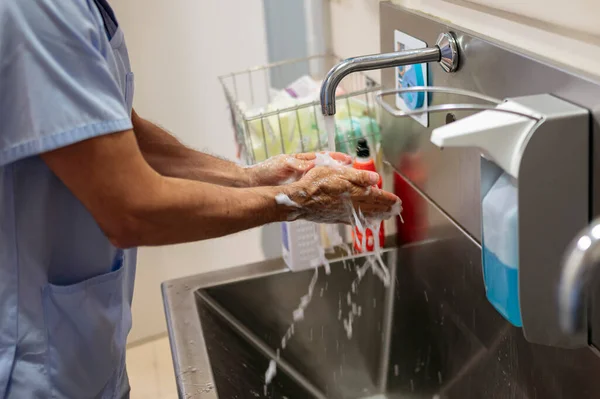 Dokter Mencuci Tangannya Ruang Operasi — Stok Foto
