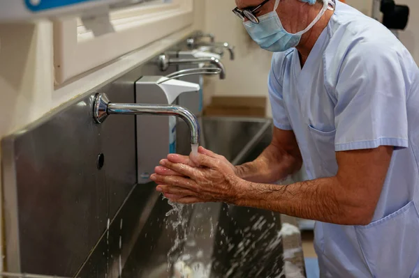 Γιατρός Πλένει Χέρια Του Στο Χειρουργείο — Φωτογραφία Αρχείου