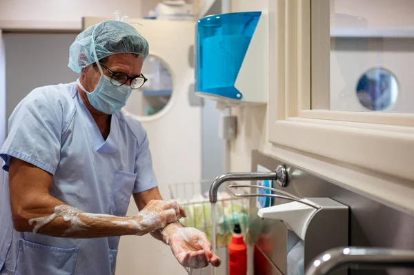 Arzt Wäscht Sich Operationssaal Die Hände — Stockfoto
