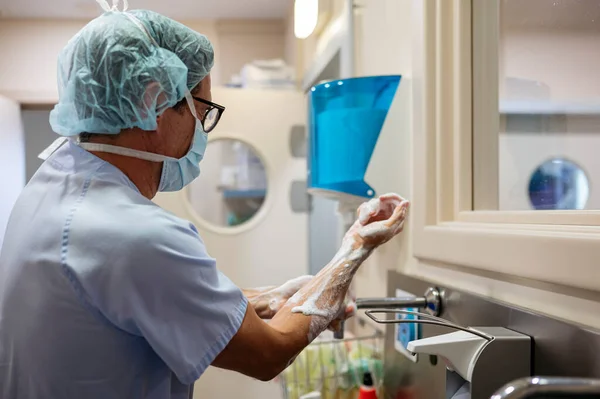 Doktor Ellerini Ameliyathanede Yıkıyor — Stok fotoğraf