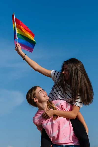 Dos Novias Besando Ondeando Bandera Del Orgullo Lgbt — Foto de Stock