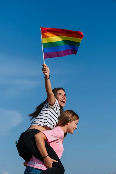 Dos Novias Besando Ondeando Bandera Del Orgullo Lgbt —  Fotos de Stock