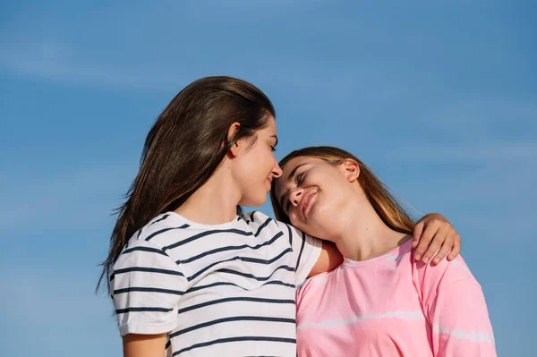 Dwoje Lesbijskich Przyjaciół Zabawia Się Świeżym Powietrzu — Zdjęcie stockowe