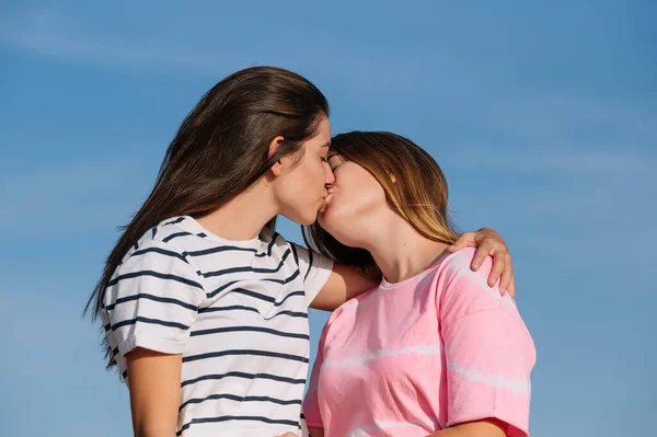 两个白人女性朋友在户外接吻 — 图库照片