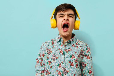 Stüdyoda kulaklıklı genç adam...