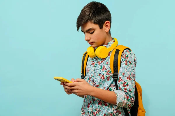 Молодий Хлопець Навушниками Допомогою Смартфона Студії — стокове фото