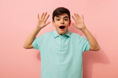 Stüdyoda elleri havada genç bir adam..