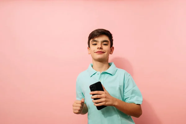 Νεαρός Που Χρησιμοποιεί Smartphone Στο Στούντιο — Φωτογραφία Αρχείου