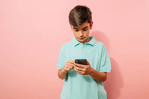 Молодий Хлопець Використовує Смартфон Студії — стокове фото