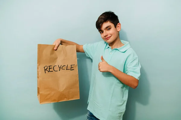 Jovem Rapaz Reciclagem Com Saco Papel Estúdio — Fotografia de Stock