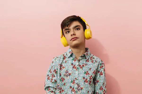 Jovem Com Fones Ouvido Amarelos Estúdio Sobre Fundo Rosa — Fotografia de Stock