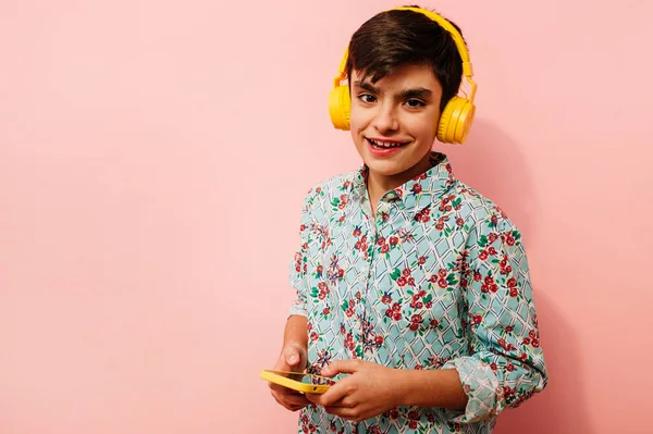 Stüdyoda Sarı Kulaklıklı Genç Adam Pembe Arka Planda — Stok fotoğraf