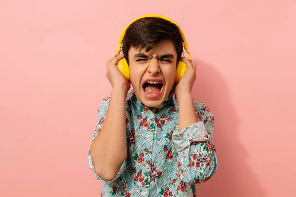 Νεαρός Κίτρινα Ακουστικά Στο Στούντιο Ροζ Φόντο — Φωτογραφία Αρχείου