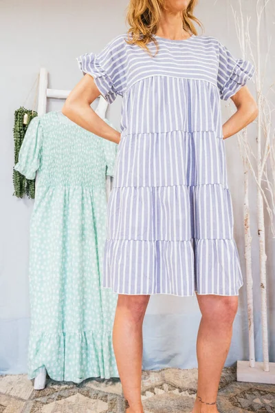Žena Ukazuje Oblečení Které Chce Prodat Druhé Ruky Webu Použitého — Stock fotografie