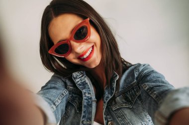 Güzel bir kadının akıllı telefon ve selfie ile fotoğraf çektiği yakın plan..