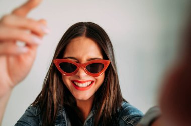 Güzel bir kadının akıllı telefon ve selfie ile fotoğraf çektiği yakın plan..