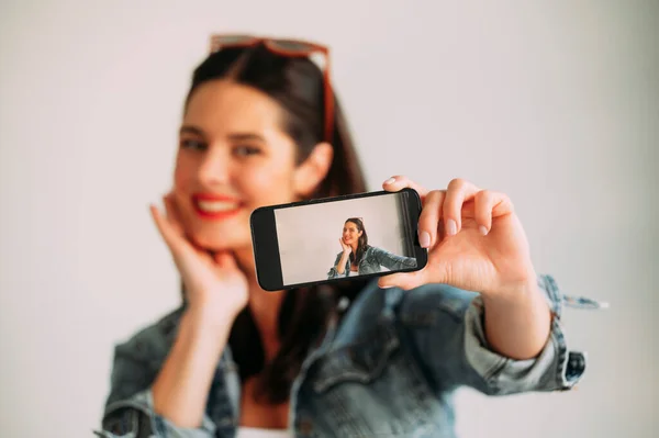 Primer Plano Hermosa Mujer Tomando Fotos Con Teléfono Inteligente Selfie — Foto de Stock