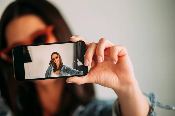 Zbliżenie Pięknej Kobiety Robiącej Zdjęcia Smartfonem Selfie — Zdjęcie stockowe
