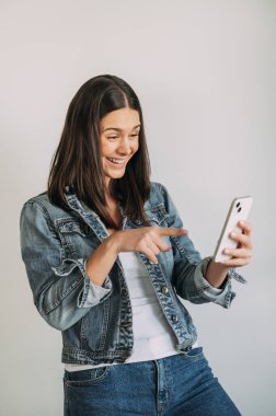 Öforik kadın akıllı telefonuna bakıyor.