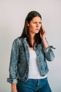 Akıllı telefondan kötü haber alan bir kadın..