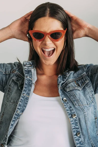 Mujer Atractiva Con Pelo Negro Gafas Sol Actitud Positiva Mirando — Foto de Stock