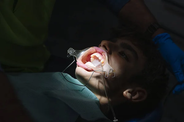 Tiener Bij Tandheelkundige Kliniek Zet Beugel Tanden Corrigeren — Stockfoto