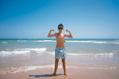 Gençler sahilde harika bir günün tadını çıkarıyor..