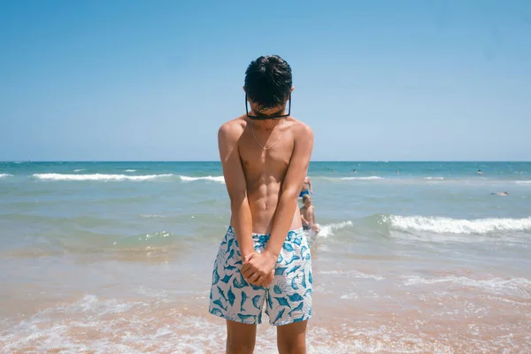 Teenage Dívka Těší Báječný Den Pláži Ukazuje Své Silné Paže — Stock fotografie