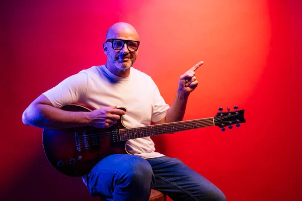 Człowiek Gra Gitarze Elektrycznej Czerwonym Tle — Zdjęcie stockowe