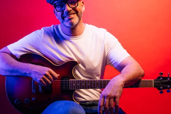 Homme Jouant Guitare Électrique Sur Fond Rouge — Photo