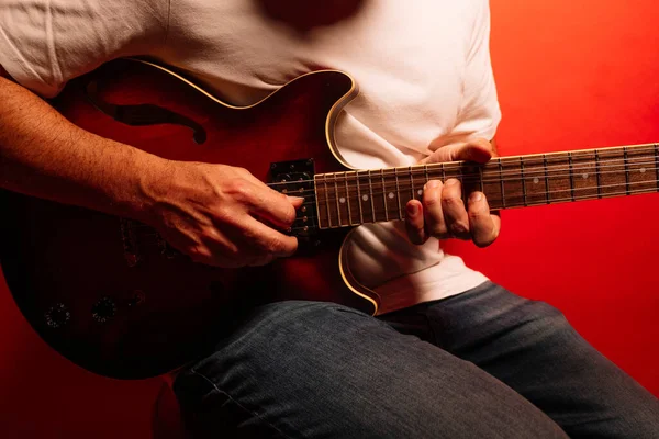 Homem Tocando Guitarra Elétrica Fundo Vermelho — Fotografia de Stock