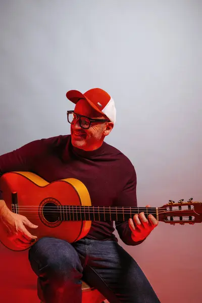 Hombre Adulto Tocando Guitarra Estudio —  Fotos de Stock