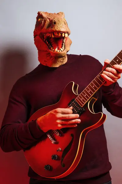 Homem Com Cabeça Lagarto Guitarra Elétrica Estúdio — Fotografia de Stock
