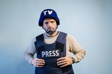 Stüdyoda kurşun geçirmez yelek giyen bir gazeteci var..