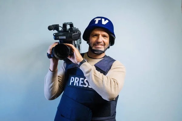 Repórter Colete Prova Balas Segurando Uma Câmera Vídeo — Fotografia de Stock