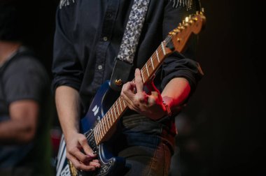Canlı bir konserde gitarist.