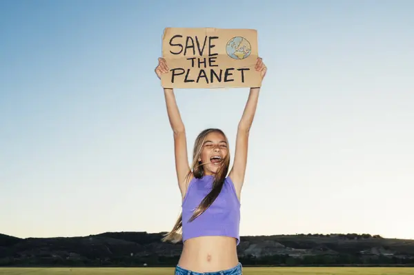Hermosa Adolescente Sosteniendo Cartel Que Dice Salvar Planeta Imágenes De Stock Sin Royalties Gratis