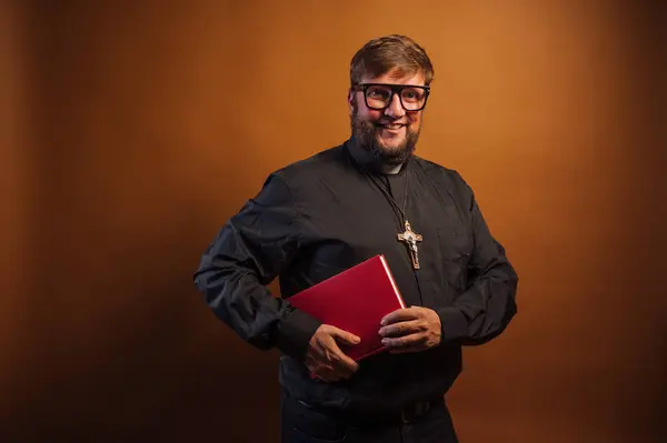 Retrato Padre Com Crucifixo Camisa Preta Segurando Uma Bíblia — Fotografia de Stock