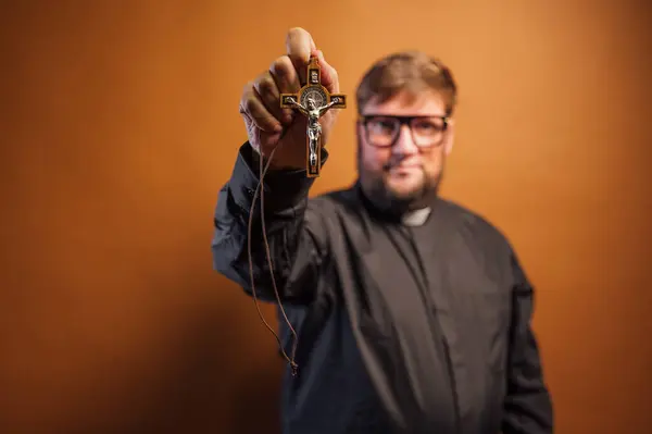 十字架と黒いシャツのエクソシスト司祭の肖像画 — ストック写真