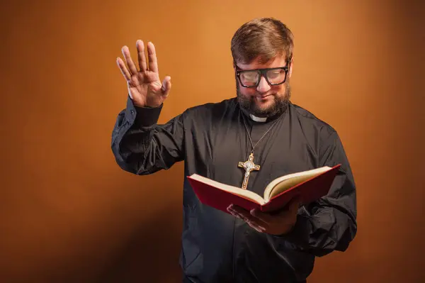 Retrato Padre Com Crucifixo Camisa Preta Segurando Uma Bíblia — Fotografia de Stock