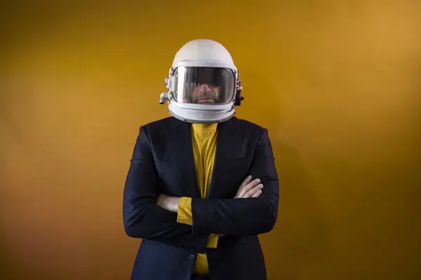 Podnikatel Astronautskou Helmou Hledící Strany — Stock fotografie