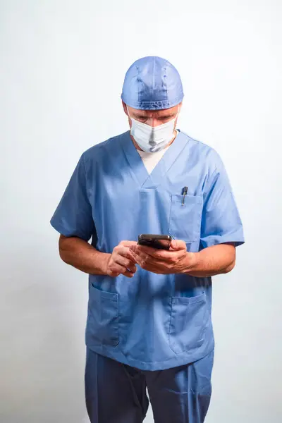 Ritratto Medico Abito Azzurro Maschera Cappuccio Con Smartphone Foto Stock