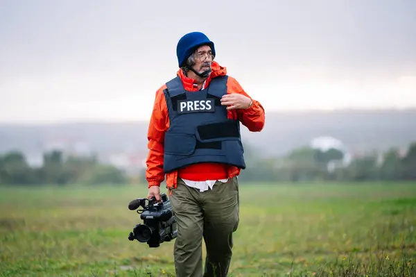 Reporter Bulletproof Vest Holding Video Camera — Stock Photo, Image