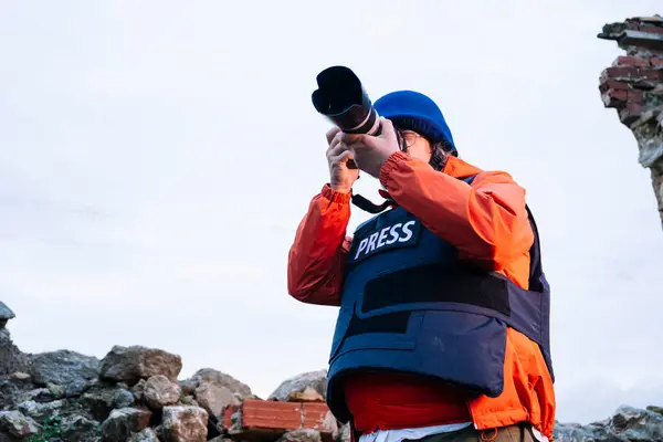 Elinde Kamera Tutan Kurşun Geçirmez Yelek Giymiş Bir Muhabir — Stok fotoğraf