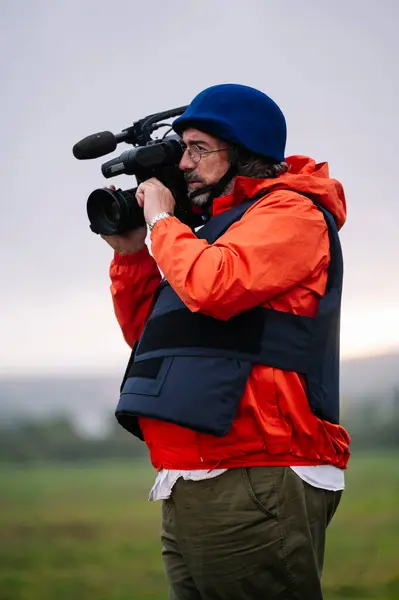 Reporter Giubbotto Antiproiettile Con Una Videocamera Immagini Stock Royalty Free