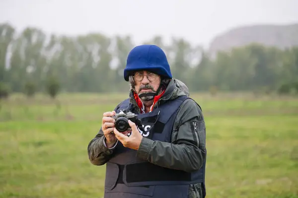 Reporter Giubbotto Antiproiettile Con Una Macchina Fotografica Immagine Stock